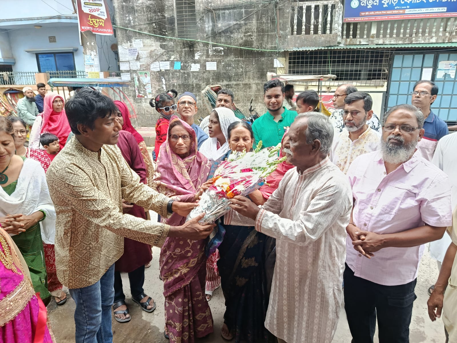সমিতির অনুষ্ঠানে সম্মাননা প্রদান